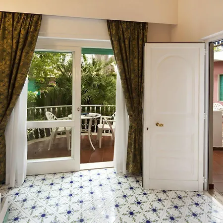 فندق Continental ايسكيا