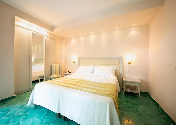 Отель Continental 4*